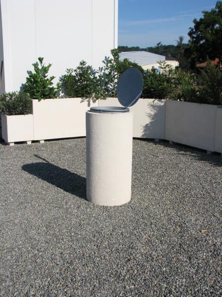 Corbeille Odéon béton finition crépis avec couvercle